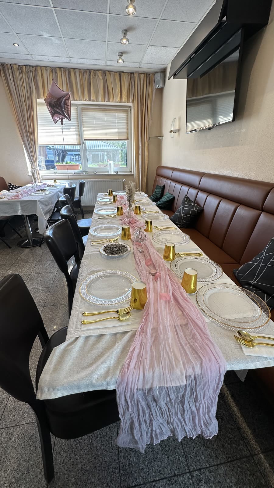 Gedeckter Tisch mit goldenen Akzenten und Blüten
